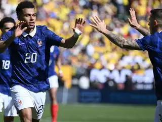 މެޗުގައި ލަނޑު ޖެހުމަށް ފަހު ފްރާންސްގެ ކުޅުންތެރިންނާ އެކު ޑޯއު އުފާ ފާޅު ކުރަނީ