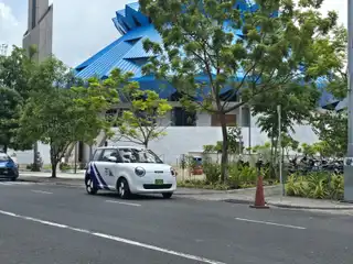 އެމްޓީސީސީ އިން ތައާރުފް ކުރި ޓެކްސީ ލައިންގެ ކާރެއް ދަތުރުކުރަނީ.