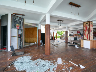 ރަސްފަންނުގައި ހެދި ޕެވީލިއަން، އެތަން ވަނީ ވަރަށް ބޮޑަށް ހަލާކުވެފައި