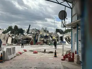 ހަތިޔާރާއެކު އިޒްރޭލުގެ ސަލާމަތީ ބާރުތަކުން އިރުމަތީ ގުދުސް ގައި ހުންނަ އަންރުވާ ގެ ގޯތި ތެރެއަށް ވަދެގަނެ އެތަނުގެ އިމާރާތްތައް ބިމާ ހަމަ ކޮށްލަނީ.