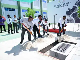 ކޮޅުފުށީގެ މަގުތައް ތަރައްގީ ކުރުމުގެ މަޝްރޫއު: ރައީސް މުއިއްޒުގެ ދަތުރުފުޅާ ދިމާކޮށް އަމަލީ މަސައްކަތް ފެށި ނަމަވެސް އޭގެފަހުން މަސައްކަތް ހުއްޓިފައި!