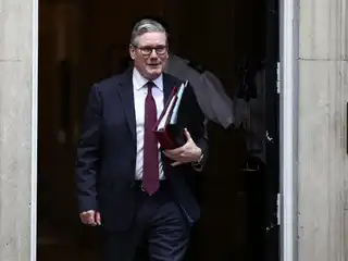 އިސްތިއުފާގެ އަޑު ގަދަވެފައި ވަނިކޮށް، ބޮޑު ވަޒީރު ސްޓާމަރ ޤައުމާ މުޚާތަބު ކުރައްވައި، ޕާޓީގެ މެމްބަރުންނާ ބައްދަލު ކުރައްވަނީ 