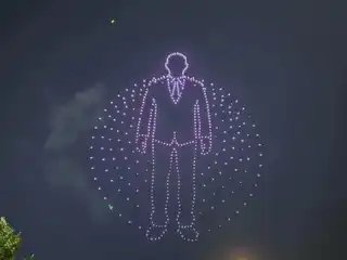 އައު އަހަރު ފާހަގަ ކުރަން ބޭއްވި ޑްރޯން ޝޯގައި ދައްކާފައިވާ އިންސާނެއްގެ ސޫރައެއް