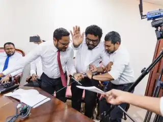 ރައްޔިތުންގެ މަޖިލީހުގެ މައިކްރޯފޯނަށް ގެއްލުން ދިން މައްސަލައެއް ގައި ބަދަލު ނެގުމުގެ ގޮތުން މެމްބަރުންގެ މުސާރައިން 8 ހާހަށް ވުރެ ގިނަ ރުފިޔާ އުނިކޮށްފި 