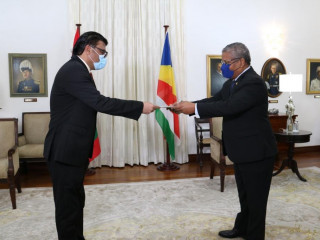 Maldives Non-Resident High Commissioner to Seychelles Omar Abdul Razak presented his credentials to President Wavel Ramkalawan on Tuesday