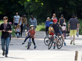 ލޮކްޑައުންގައި އަޅާފައިވާ ފިޔަވަޅުތައް އުވާލަން ފެށުމާއެކު ޕެރިސްގައި މީހުން މަގުތަކަށް ނިކުމެ ޕާކެއްގެ ތެރޭގައި ހަރަކާތްތެރިވަނީ