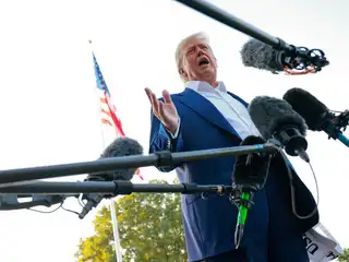 މެރިން ވަން ރިޔާސީ ހެލިކޮޕްޓަރަށް އެރުމުގެ ކުރިން ރައީސް ޑޮނަލްޑް ޓްރަމްޕް ނޫސްވެރިންނާ ވާހަކަ ދައްކަވަނީ - ޖޫން 24، 2025 