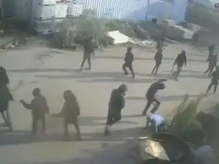 ވީޑިއޯއިން ދައްކާ ގޮތުގައި މާސްކު އެޅި އިޒްރޭލުގެ 12 މީހުން ލަޓިންނާއި ކޮޅުފައިން ފަލަސްތީނު މީހެއްގެ ގައިގައި ތަޅަމުން ގެންދޭ