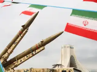 އީރާނުގެ އިސްލާމީ އިންގިލާބަށް 47 އަހަރު ފުރުން ފާހަގަކުރުމަށް 2026 ވަނަ އަހަރުގެ ފެބްރުއަރީ 11 ވާ ބުދަ ދުވަހު ތެހެރާންގައި ބޭއްވި ހަރަކާތްތަކުގެ ތެރެއިން، އެ ގައުމުގެ އާޒާދީ ޓަވަރު ފެންނަ ގޮތަށް ދައްކާލުމަށް ބަހައްޓާފައި ހުރި މިސައިލްތަކެއްގެ ކައިރީގައި އީރާނުގެ ދިދަ ހަރުކޮށްފައި.