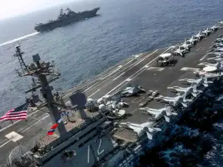 އެމެރިކާގެ ހަނގުރާމަމަތީ މަނަވަރުތައް ދެކުނު ޗައިނާ ކަނޑުން ފުރައިގެން މެދުއިރުމައްޗަށް މިސްރާބު ޖަހައިފި 