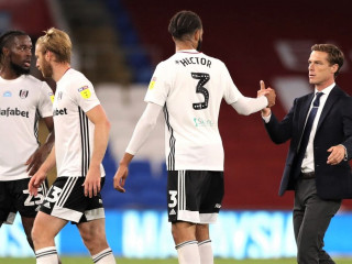 ފުލަމްގެ ބައެއް ކުޅުންތެރިންނާއެކު އެ ޓީމުގެ ކޯޗު ސްކޮޓް ޕާކާ