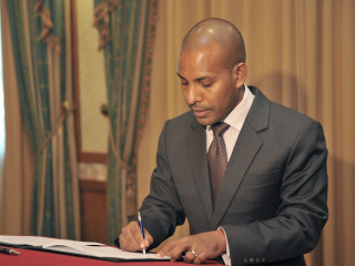 ކުރީގެ ހެލްތު މިނިސްޓަރު އަދި ދުނިޔޭގެ ސިއްހަތު ޖަމިއްޔާ (ޑަބްލިއުއެޗްއޯ) އިން ދެކުނު އޭޝިއާގެ އަށް ކަނޑައަޅުއްވާފައި ހުންނަވާ އެޑްވައިޒަރު ޑރ. އަހްމަދު ޖަމްޝީދު