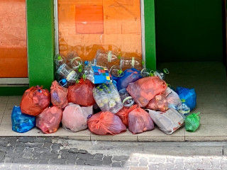 ކުނި ކޮތަޅުތަކެއް މަގުމަތީގައި ބަހަހައްޓާފައި