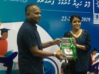 ޖަލުތަކަށް ފޮތް ހަދިޔާ ކުރުމުގެ ޕްރޮގްރާމްގެ ދަށުން މިނިސްޓަރ އޮފް އާޓްސް، ކަލްޗަރ އެންޑް ހެރިޓޭޖް ޔުމްނާ މައުމޫން ފޮތް ހަދިޔާ ކުރައްވަނީ