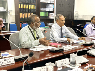 އައިޔޫއެމްގެ ވައިސް ޗާންސެލަރ ޑރ. އިބްރާހިމް ޒަކަރިއްޔާ މޫސާ (ވ) އަދި ޗާންސެލަރ ޑރ. މުހައްމަދު ޒާހިރު ހުސައިން (ކ)