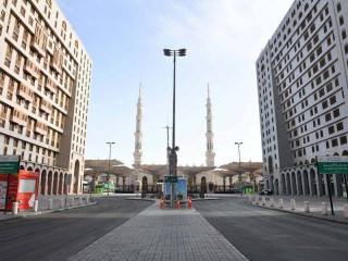 މަސްޖިދުއް ނަބަވީއަށް ދާން އޮންނަ މައިމަގު: ފުރަބަންދުކުރުމުގެ ސަބަބުން މަދީނާގެ މަގުތައް ފެންނަނީ ފަޅުކޮށް