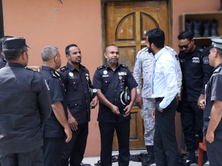 އޮފިސަރުންނާއި ބައްދަލު ކުރައްވަނީ