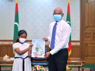 2040 ގެ ތަސައްވަރާއި ގުޅޭގޮތުން ދިވެހި ކުޑަކުދިންތަކެއް ލިޔެފައިވާ ދެ ފޮތެއް ރައީސުލްޖުމްހޫރިއްޔާއަށް ހަދިޔާކުރެއްވުން