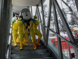 ކޮރޯނާ ވައިރަސް ޖެހިގެން މަރުވި މީހެއްގެ ހަށިގަނޑު ގެންދަނީ