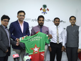 ޔޫތު މިނިސްޓަރު މަހުލޫފް އިންޑިއާގެ ބީސީސީއައިގެ ޖީއެމް އަށް ރާއްޖޭ ކްރިކެޓް ޓީމްގެ ޖޯޒީއެއް ހަދިޔާ ކުރަނީ