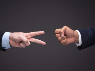 \"ރޮކް ޕޭޕަރ ސިޒަރ\" ކުޅެގެން ބޮޑު އަދަދަކުން ދަރަނިވެރިވުމުން ސަލާމަތް ކޮށްދިނީ ކޯޓުން