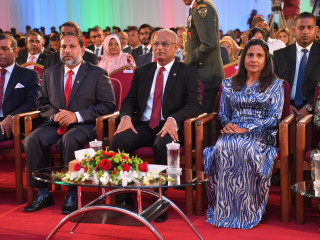 ޖުމްހޫރީ ދުވަހުގެ މުނާސަބަތުގައި ބޭއްވި ޖަލްސާގައި ރައީސް ސޯލިހުގެ ދެކަނބަލުން