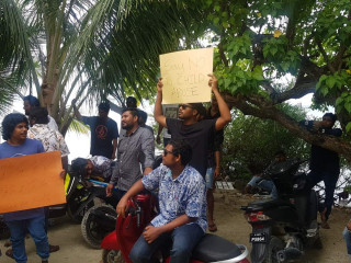 ކޮލަމާފުށީގައި އިހުތިޖާޖު ކުރަނީ