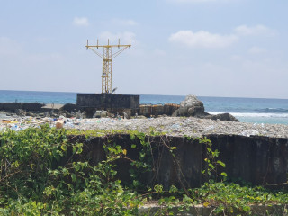 އާ ރަންވޭގެ އެޕްރޯޗް ލައިޓް އިން ދިމާ ގިރައިގެން ދިޔުމުގެ ސަބަބުން ލައިޓްގެ ކޮންކްރީޓް ބުޑު ފެންނަން