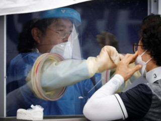 ދެކުނު ކޮރެއާގައި ކޮވިޑް-19ށް މީހަކު ޓެސްޓްކުރަނީ