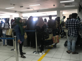 ދިވެހިންތަކެއް ފުރަންވެގެން ބުދަ ދުވަހު އެއާޕޯޓުގައި ކިޔޫ ޖެހިފައި