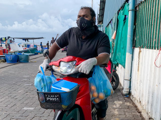 Malé resident wearing a face mask
