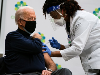 އެމެރިކާގެ އިންތިހާބީ ރައީސް، ޖޯ ބައިޑަންއަށް ފައިޒަރ-ބަޔޮންޓެކް ވެކްސިންގެ ފުރަތަމަ ޑޯޒް ޖައްސަވާފައިވަނީ ހޯމަ ދުވަހު