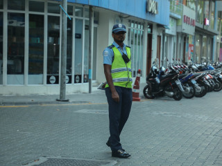 ފުލުހެއް މަގުމަތި މޮނީޓަރ ކުރަނީ