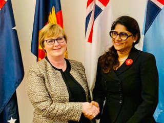 މިނިސްޓަރ އޮފް ޑިފެންސް އަލްއުސްތާޛާ މާރިޔާ އަޙްމަދު ދީދީ، އޮސްޓްރޭލިޔާގެ މިނިސްޓަރ ފޮރ ޑިފެންސް ލިންޑާ ރެނޯލްޑްސް