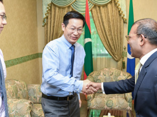 ޗައިނާއިން ރާއްޖެއަށް ކަނޑައަޅުއްވާފައި ހުންނަވާ ސަފީރު ޖަންގް ލީޖޮންގ ރައީސް ނަޝީދުއާ ސަލާމް ކުރައްވަނީ