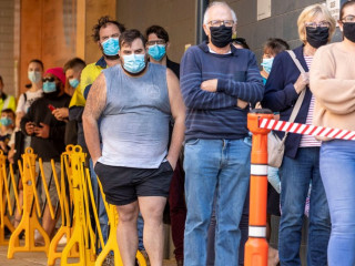 ވިކްޓޯރިއާ ސްޓޭޓްގެ މަގުމަތީގައި މީހުން މާސްކް އަޅައިގެން ކިއޫގައި