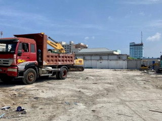 ސްވިމިންގ ޕޫލް ކޮމްޕްލެކްސް އަޅާ ސަރަހައްދު: ދުވާ ޓްރެކު ސަރަހައްދު ކައިރީގައި ކުރިންހުރި ކުނިގޮނޑު އޮތް ބިން