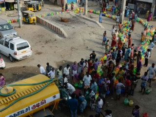 ފެން ހޯދަން ޗެންނާއީގައި ދިރިއުޅޭ މީހުން ކިޔޫގައި ޖެހިގެން