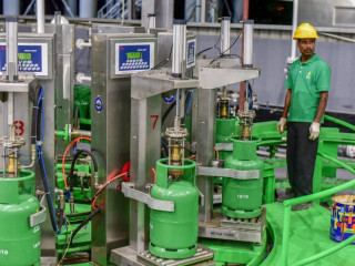 މޯލްޑިވް ގޭސްގެ ކާރު ހާނާއެއްގައި ފުޅިތަކަށް ގޭސް އަޅަމުން ދަނިކޮށް