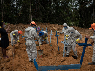 ބްރެޒިލްގެ ސަހަރާއެއްގެ މުވައްޒަފުން މަރުވެފައިވާ މީހުންގެ ހަށިތައް ވަޅުލުމުގެ މަސައްކަތް ކުރަނީ