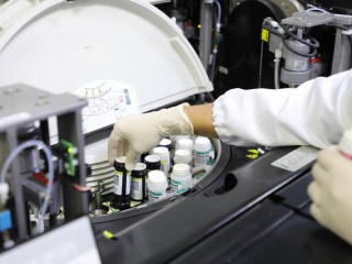 އައިޖީއެމްއެޗްގެ ލެބޯރެޓަރީގައި ލެބް ޓެކްނިޝަނަކު މަސައްކަތް ކުރަނީ