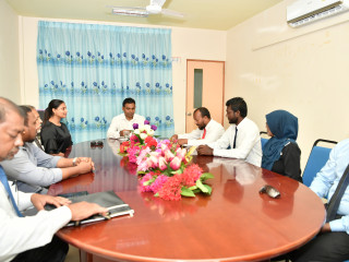 ނޮޅިވަރަންފަރުގެ ކައުންސިލާއި ސްކޫލުގެ ވެރިންނާއި ނައިބު ރައީސް ބައްދަލު ކުރައްވަނީ