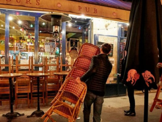 ފްރާންސްގެ ވެރިރަށް ޕެރިސްގައި ކާފިއު އިއުލާންކޮށް ފިހާރަތަކާއި ރެސްޓޯރެންޓްތައް ބަންދު ކުރަމުން ދަނިކޮށް