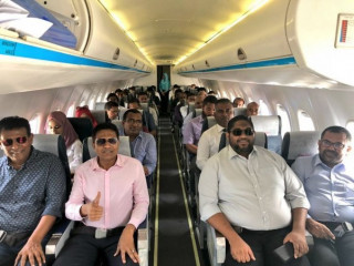 ޕީޕީއެމްގެ މެމްބަރުންތަކެއް މޯލްޑިވިއަންގެ ފްލައިޓެއްގައި ދަތުރު ކުރަނީ