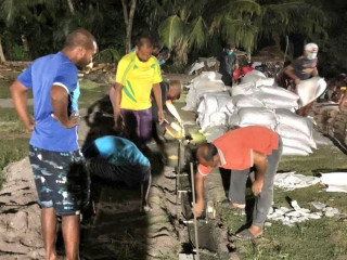 ޒުވާނުންގެ ރީތި ނަމޫނާއެއް: ކިނޮޅަސް ވޮލީބޯޅަ ކޯޓުގެ މަސައްކަތް ބާރަށް ކުރިއަށް