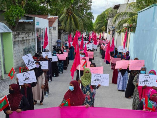 ގދ. ތިނަދޫގައި ހުކުރު ދުވަހު ކުރިއަށް ގެންދިޔަ މުޒާހަރާގެ ތެރެއިން