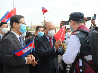 ޗައިނާގެ ބޮޑުވަޒީރު ކޮވިޑް-19 އަށް މަސައްކަތްކުރާ ޓީމަކާއި ބައްދަލުކުރަނީ