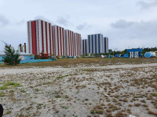 ހުޅުމާލެ ދެވަނަ ފިޔަވަހީގައި އިމާރާތްކޮށްފައިވާ ޓަވަރުތައް؛ އެ ސަރަހައްދުގައި 3 ސްކޫލެއް އިމާރާތްކުރުމަށް ބިޑަށް ހުޅުވާފައިވޭ