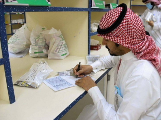 ސައުދީގެ ސަރުކާރު ޕާމަސީއެއްގައި ފާމަސިސްޓަކު ބޭސްސިޓީ ޗެކްކުރަނީ