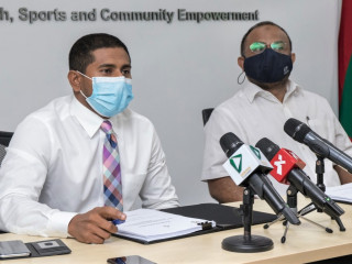 13 ރަށެއްގެ ފުޓްބޯޅަ ދަނޑުތަކުގައި ޓާފް އެޅުމަށް ސޮއިކުރި ރަސްމިއްޔާތުގެ ތެރެއިން ކުޅިވަރާ ބެހޭ ވަޒީރު އަޙްމަދު މަޙްލޫފް